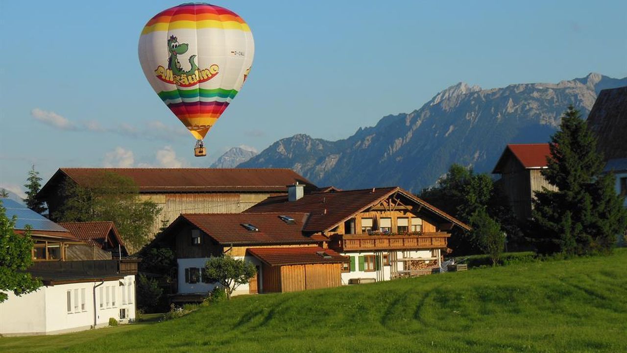 Ballon über dem Haus Ballon über dem Haus